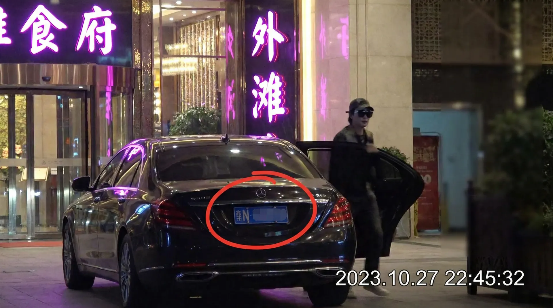 haha体育官网 - 豪车餐厅外偷拍
